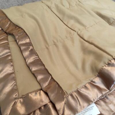 8 Polyester Blankets (2 are Electric) (UR-KM)