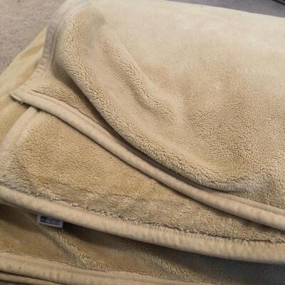 8 Polyester Blankets (2 are Electric) (UR-KM)