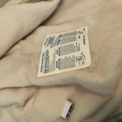 8 Polyester Blankets (2 are Electric) (UR-KM)