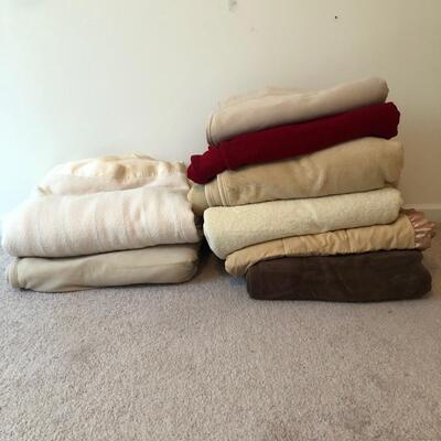 8 Polyester Blankets (2 are Electric) (UR-KM)