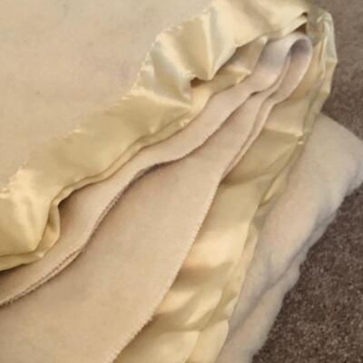 8 Polyester Blankets (2 are Electric) (UR-KM)