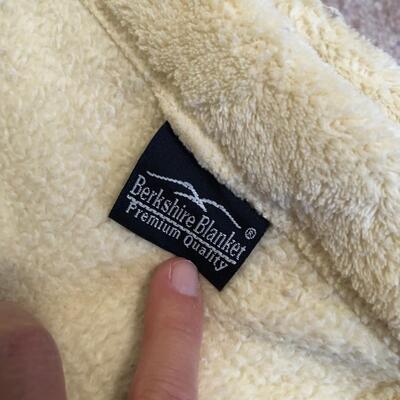 8 Polyester Blankets (2 are Electric) (UR-KM)