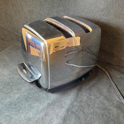Lot 8. Toaster