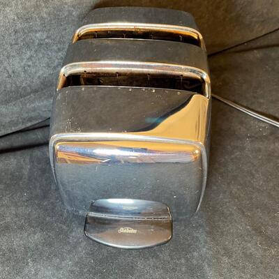 Lot 8. Toaster