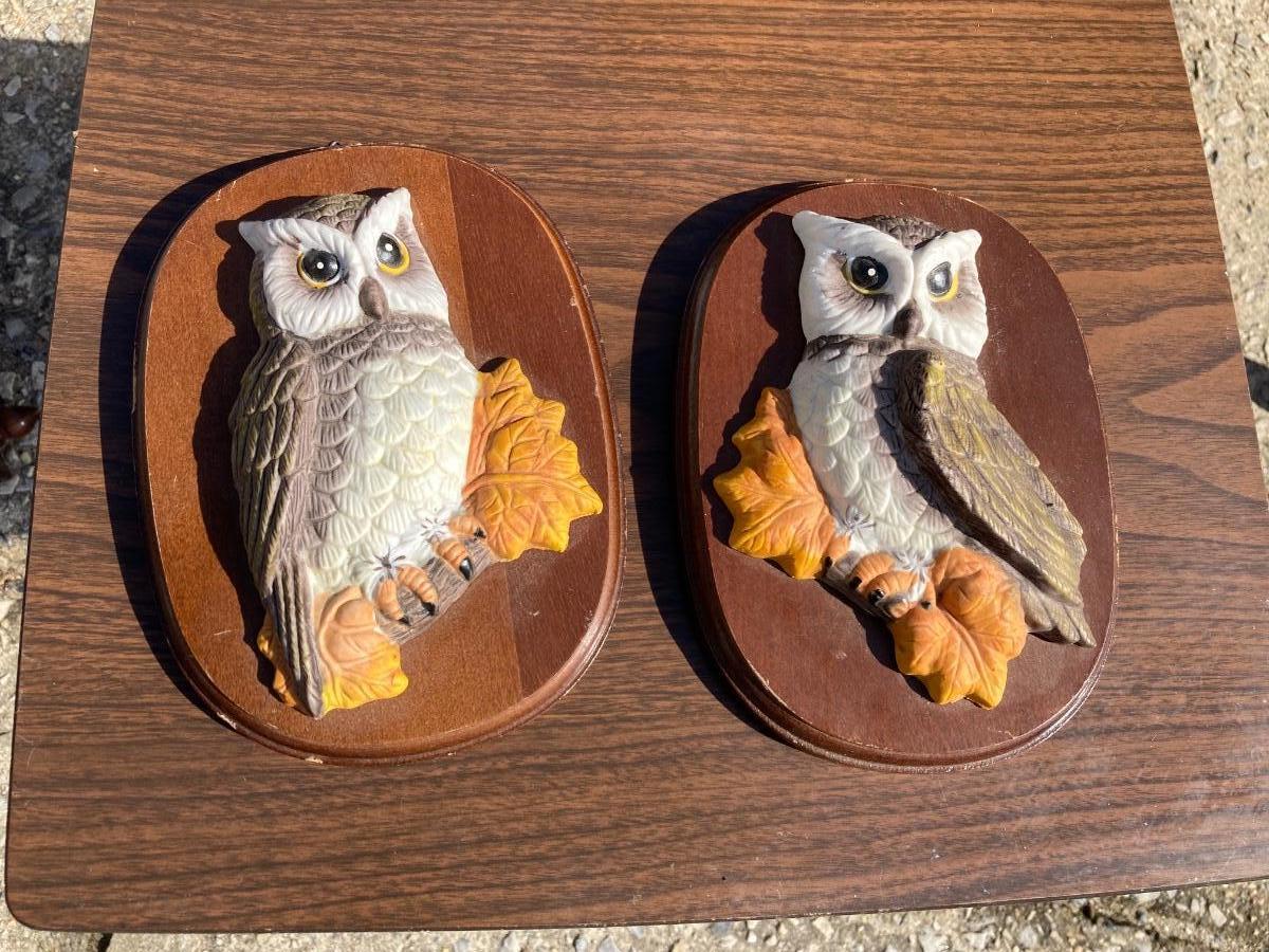 Pair of porcelain owls mounted on plaques 6” x 8” | EstateSales.org