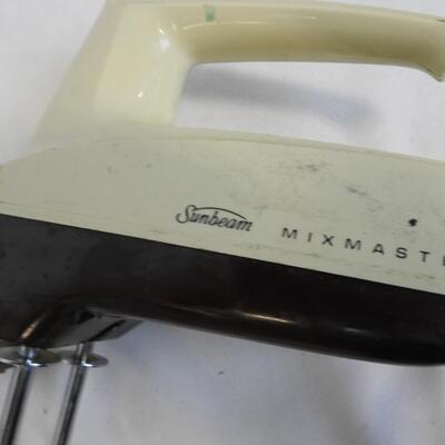 Kitchen Lot: Roasting Pan, Tupperware Bowl, Pampered Chef Chopper, Mixer-Works