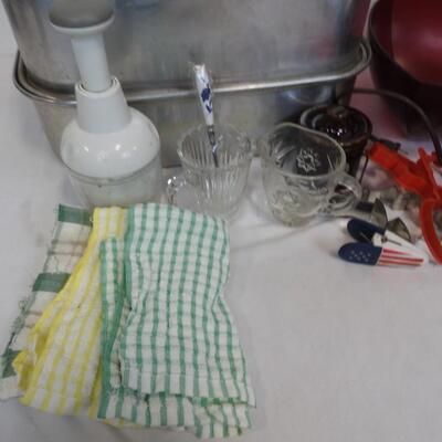 Kitchen Lot: Roasting Pan, Tupperware Bowl, Pampered Chef Chopper, Mixer-Works