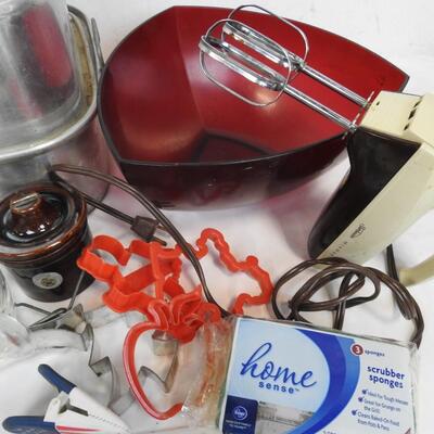 Kitchen Lot: Roasting Pan, Tupperware Bowl, Pampered Chef Chopper, Mixer-Works