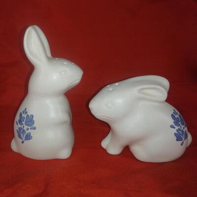 Pfaltzgraff Stoneware Bunny Salt and Pepper Set