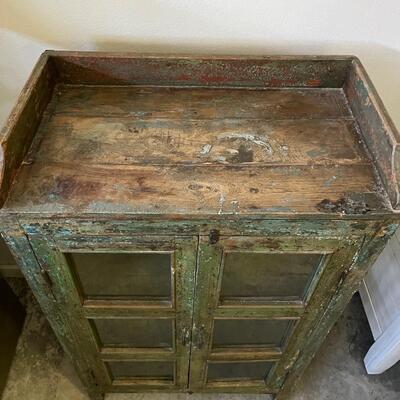 Distressed Wooden Display Case (G-MG)