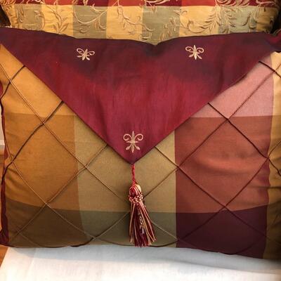 Seven Decorative Pillows & Queen Size Middleton Quilt (LR-PS)