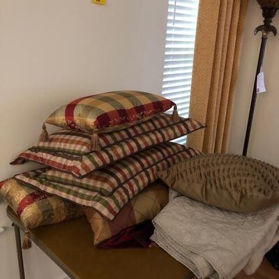 Seven Decorative Pillows & Queen Size Middleton Quilt (LR-PS)