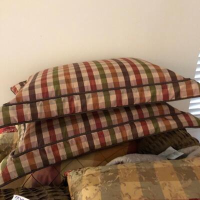 Seven Decorative Pillows & Queen Size Middleton Quilt (LR-PS)