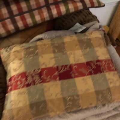 Seven Decorative Pillows & Queen Size Middleton Quilt (LR-PS)