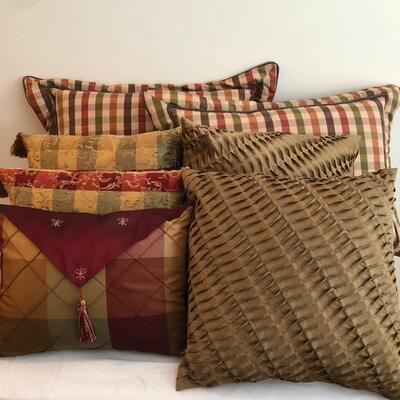 Seven Decorative Pillows & Queen Size Middleton Quilt (LR-PS)