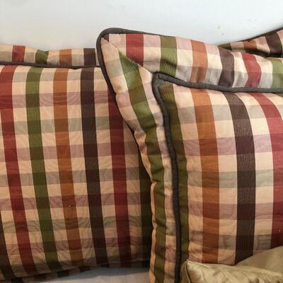 Seven Decorative Pillows & Queen Size Middleton Quilt (LR-PS)