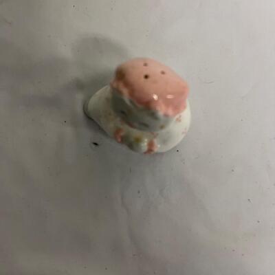 Collectible Salt & Pepper Shakers (G-MG)