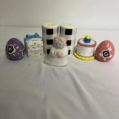 Collectible Salt & Pepper Shakers (G-MG)