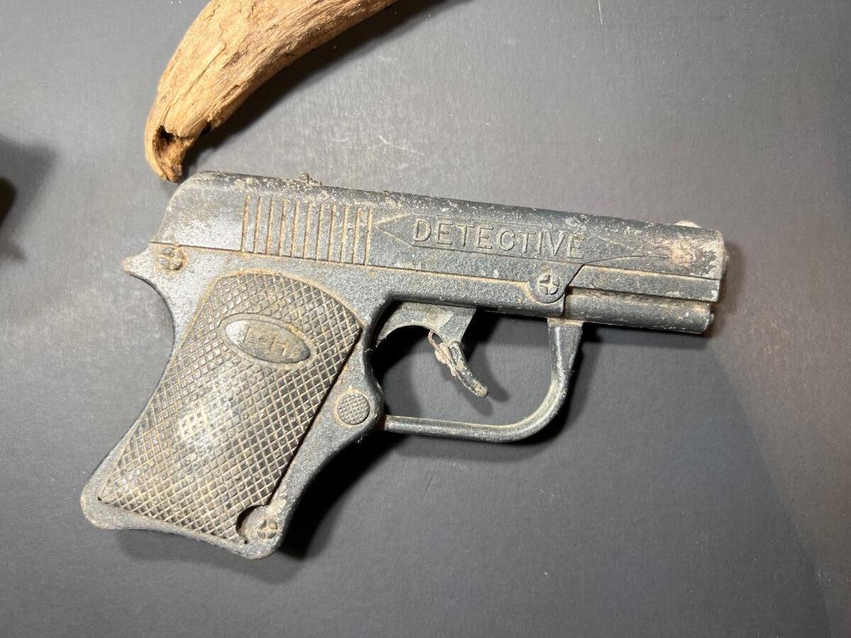 Toy Gun & Powderhorn Lot