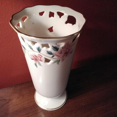 LENOX BARRINGTON COLLECTION VASE 8.5