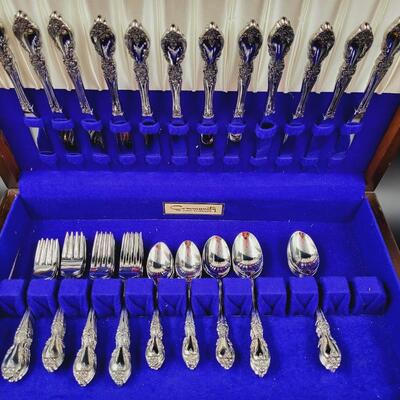 60 ONEIDA SILVER TONED SILVER WARE SET