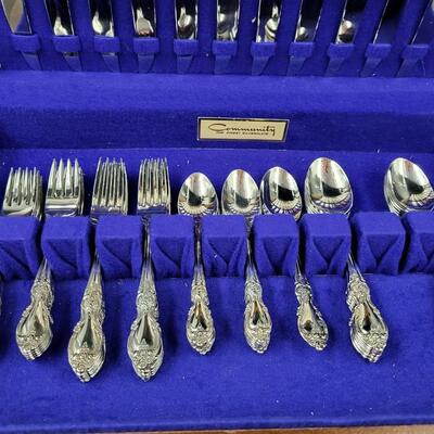 60 ONEIDA SILVER TONED SILVER WARE SET