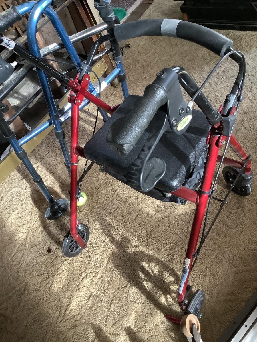 Walkersrolling walker with seat and brakes