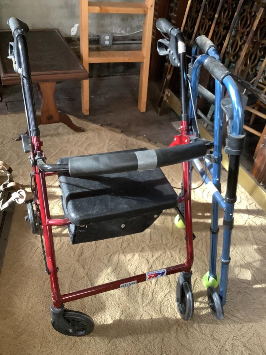 Walkersrolling walker with seat and brakes