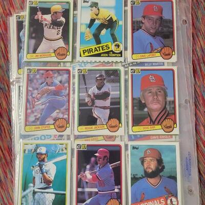 BASEBALL CARDS IN SLEEVE LOT #4