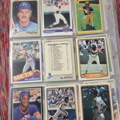 BASEBALL CARDS IN SLEEVE LOT #6