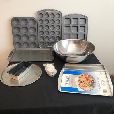 Baking Pans including Pampered Chef, Cooks & Wilton, Sheets & Bowl (PR-KM)