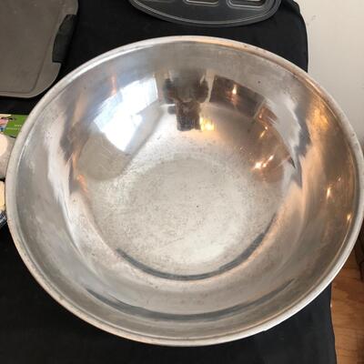 Baking Pans including Pampered Chef, Cooks & Wilton, Sheets & Bowl (PR-KM)