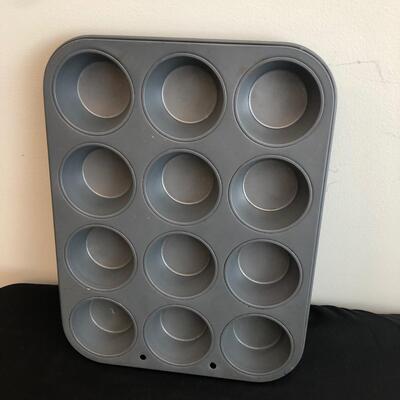 Baking Pans including Pampered Chef, Cooks & Wilton, Sheets & Bowl (PR-KM)