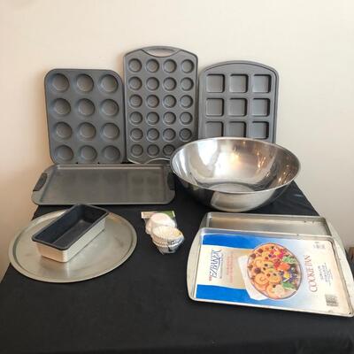 Baking Pans including Pampered Chef, Cooks & Wilton, Sheets & Bowl (PR-KM)