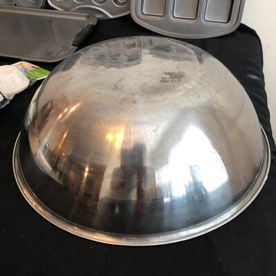 Baking Pans including Pampered Chef, Cooks & Wilton, Sheets & Bowl (PR-KM)