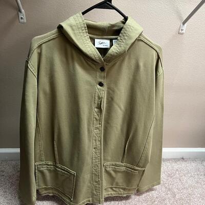 16 Colorful Women's Casual XL & 1X Lightweight Zippered Tops (MBB-JF)