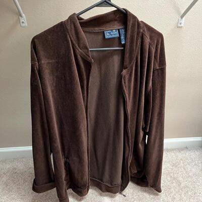 16 Colorful Women's Casual XL & 1X Lightweight Zippered Tops (MBB-JF)