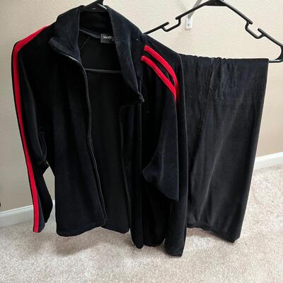 16 Colorful Women's Casual XL & 1X Lightweight Zippered Tops (MBB-JF)