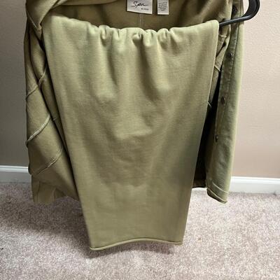 16 Colorful Women's Casual XL & 1X Lightweight Zippered Tops (MBB-JF)