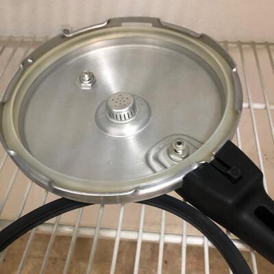 2 Mirro Pressure Cookers & West Bend Vintage Cook Skillet (PR-KM)