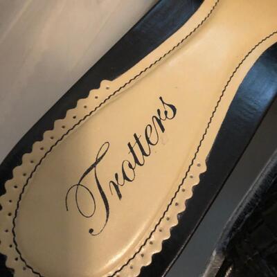 Womenâ€™s Black Leather Sandals & Dress Shoes Size 9 to 10 (MBB-JF)