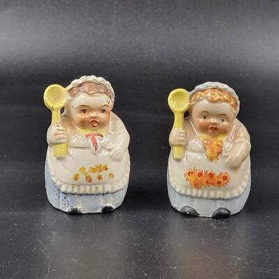 VINTAGE COOKING LADIES SALT & PEPPER SHAKERS