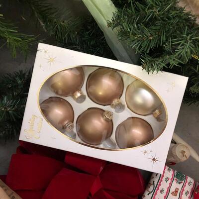 Full Christmas Holiday Trees, Santas, Ornaments, Wreathes, & DÃ©cor (G-JF)