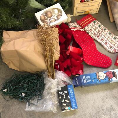 Full Christmas Holiday Trees, Santas, Ornaments, Wreathes, & DÃ©cor (G-JF)