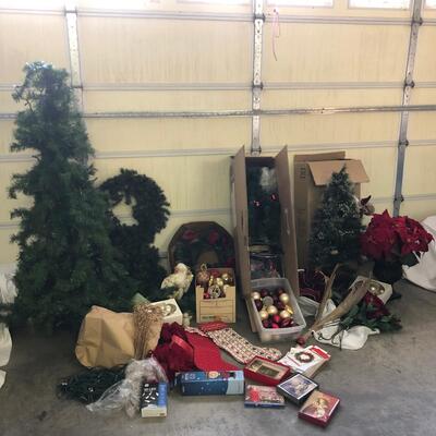 Full Christmas Holiday Trees, Santas, Ornaments, Wreathes, & DÃ©cor (G-JF)