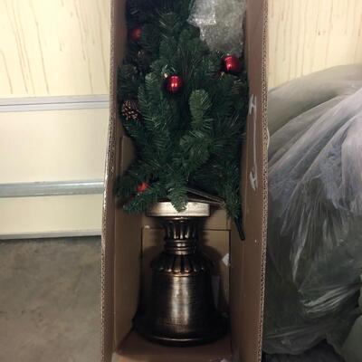 Full Christmas Holiday Trees, Santas, Ornaments, Wreathes, & DÃ©cor (G-JF)