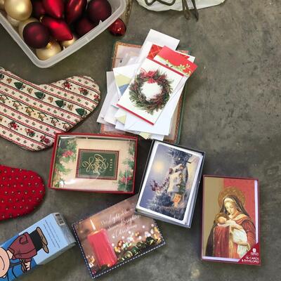 Full Christmas Holiday Trees, Santas, Ornaments, Wreathes, & DÃ©cor (G-JF)