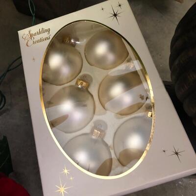 Full Christmas Holiday Trees, Santas, Ornaments, Wreathes, & DÃ©cor (G-JF)