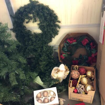 Full Christmas Holiday Trees, Santas, Ornaments, Wreathes, & DÃ©cor (G-JF)