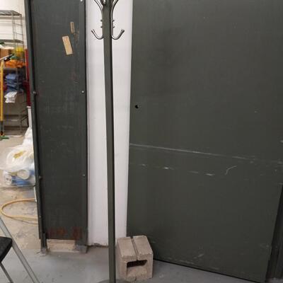 LOT 64A STEP LADDER AND METAL COAT STAND